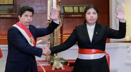 El expresidente Pedro Castillo juramentando a Betsy Chávez como primera ministra en 2022