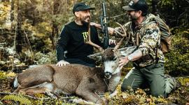 Marlon 'Chito' Vera publicó una serie de fotografías cazando a un ciervo.