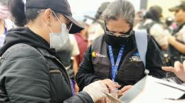 Funcionarios hallaron miles de cosméticos irregulares en mercado de Quito.