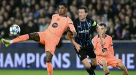 Marcus Rashford (izquierda) controla el balón ante Hans Vanaken (20) de Brujas, en el partido del 5 de noviembre del 2025.