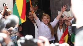 La expresidenta interina de Bolivia Jeanine Áñez sale del Centro de Orientación Femenina de Miraflores, en La Paz (Bolivia).