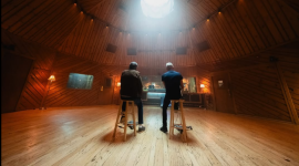 Juan Luis Guerra y Sting cantan juntos 'Estrellitas y duendes' en una colaboración británico- caribeña.