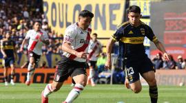 Maximiliano Salas, delantero de River Plate, pelea el balón con Lautaro Blanco, de Boca Juniors, durante el Superclásico argentino, jugado el domingo 9 de noviembre del 2025.