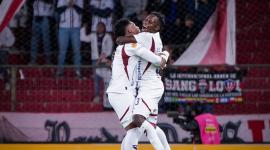 Richard Mina (izq.) y Leonel Quiñónez celebran un gol de Liga Deportiva Universitaria ante Libertad, por el Campeonato Ecuatoriano de fútbol.