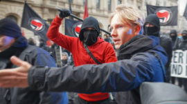 Manifestantes antifascistas durante una protesta en Europa, símbolo del movimiento Antifa ahora denominados terroristas por el gobirno de EE.UU.