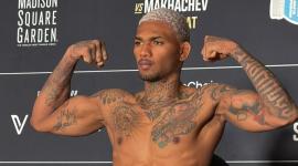 Michael Morales en la báscula de la UFC para su pelea contra Brady en NY.