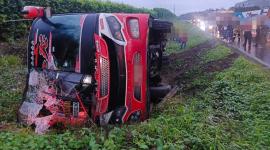 Uno de los buses accidentados en la vía este domigo 16 de noviembre del 2025