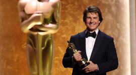 Tom Cruise posa con la estatuilla de los Óscar, en Los Angeles, el 16 de noviembre del 2025.