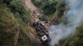 Un camión cayó en un barranco en el cantón Pallatanga, este lunes 17 de noviembre del 2025