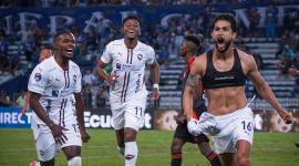 Jeison Medina (derecha) celebra el tanto de la victoria de Liga de Quito ante Emelec, en el estadio Capwell, el lunes 17 de noviembre del 2025.