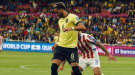Leonardo Campana de amarillo disputando un balón contra un jugador de la Selección Paraguaya de Fútbol.