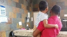 Gael Castro, de cinco años, espera recibir medicina para la Atrofia Muscular Espinal por parte del IESS.