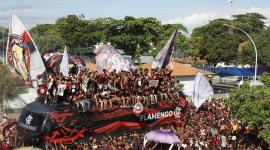 Aficionados de Flamengo despiden a su equipo previo al viaje a Lima este miércoles, en Río de Janeiro (Brasil). Flamengo se enfrenta contra Palmeiras con miras a la final de la Copa Libertadores.