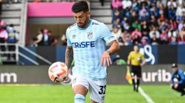 Mauricio Alonso domina el esférico en un partido ante Independiente del Valle, en el hexagonal final por el título.