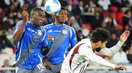 Jeison Medina (derecha), de Liga Deportiva Universitaria, se enfrenta a dos jugadores de Emelec.