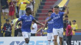 Byron Palacios (derecha) y Azarías Londoño, de Universidad Católica, celebran el gol convertido ante Barcelona, el domingo 7 de diciembre del 2025.