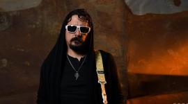 Andrés Yépez lleva con orgullo la bandera de Ecuador en cada show