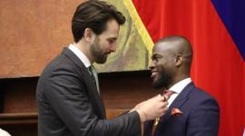 El presidente de la Asamblea Nacional, Niels Olsen, confiere la condecoración Dr. Vicente Rocafuerte a Énner Valencia, delantero de la Selección ecuatoriana.