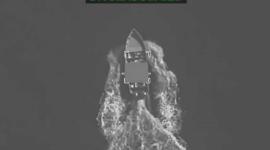 Imágenes del momento en que el Ejército de Estados Unidos ataca una lancha en el Pacífico, difundidas el 15 de diciembre de 2025.-