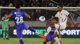Bryam Ramírez (derecha), de Liga de Quito, lucha por el balón con Mauricio Alonso, de Universidad Católica.