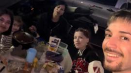 Una familia cenó en una gasolinera la noche de Navidad.