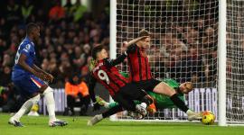 Moisés Caicedo (izquierda) durante una acción de juego ante el Bourrnemouth