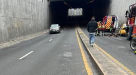 Un taxi y una moto se chocaron en el norte de Quito, este jueves 1 de enero de 2025