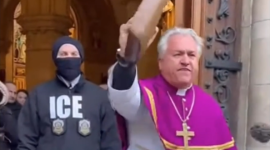 Videos de sacerdotes expulsando a agentes del ICE son generados con IA.