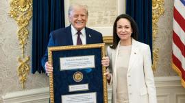 Donald Trump recibió la medalla del Premio Nobel de la Paz de manos de María Corina Machado.