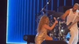 Shakira sufrió una caída durante su primer concierto en El Salvador.