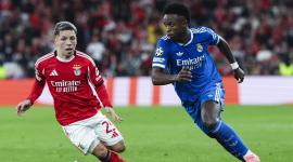 Gianluca Prestianni (i) del Benfica disputa el balón con Vinicius Junior del Real Madrid durante el partido de la Liga de Campeones de la UEFA entre el Benfica y el Real Madrid, en Lisboa (Portugal)