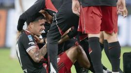 Kendry Páez salió lesionado en el partido entre River Plate y Velez, por el torneo local