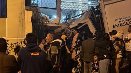 Un camión recolector de basura chocó contra una vivienda en el sector de Las Casas.