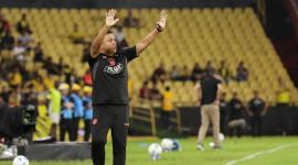 El entrenador de Barcelona, César Farías, reacciona este martes, durante un partido de clasificación de la Copa Libertadores entre Barcelona y Botafogo en el estadio Monumental Banco Pichinca en Guayaquil (Ecuador). EFE/ Jonathan Miranda