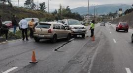Tres vehículos chocaron en la Ruta Viva, en sentido Quito - aeropuerto.