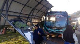 Varios vehículos chocaron sobre la Autopista General Rumiñahui.