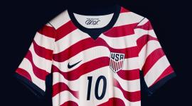 Fotografía cedida por US Soccer que muestra la camiseta alternativa que utilizará la selección de Estados Unidos durante la Copa Mundial de la FIFA 2026.