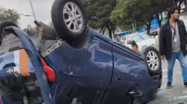 Un vehículo terminó volcado en la avenida Naciones Unidas tras aparatoso choque.