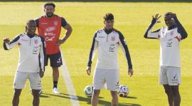 LEGANÉS (MADRID), 24/03/2026.- Los jugadores de la selección de Ecuador Pervis Estupiñan (i), Piero Hincapié (c), y William Pacho, durante el entrenamiento en el Estadio Municipal de Butarque en Leganés (Madrid), este martes. El conjunto dirigido por Sebastián Beccacece jugará contra Marruecos, este 27 de marzo, y el día 31 ante Países Bajos.