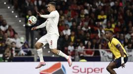 El delantero de Marruecos, Soufiane Rahimi (izq.), intenta controlar el balón ante la mirada del defensor de Ecuador Willian Pacho, durante el partido amistoso que los combinados de Marruecos y Ecuador disputaron en el estadio Metropolitano, en Madrid.