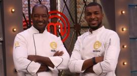 Beber Espinoza y Frickson Erazo luego de recibir las filipinas.