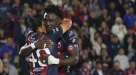 Roberto 'La Tuka' Ordóñez (der.) se funde en un abrazo con Francisco Mera, luego de la goleada 5-1 de Deportivo Quito sobre el Bolívar de La Paz, en la Noche Azulgrana.