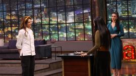 Mara Topic presenta su plato en el atril a la chef Cecilia Cedeño.