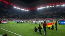 Jugadores de Irak y Bolivia previo al partido de repechaje para la Copa Mundial 2026, en el estadio BBVA en Guadalupe.