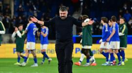 El seleccionador italiano Gennaro Gattuso saluda a los aficionados tras la victoria de Italia en el partido de semifinales de la repesca para la Copa Mundial de la FIFA 2026 contra Irlanda del Norte, en Bérgamo, Italia, el 26 de marzo de 2026