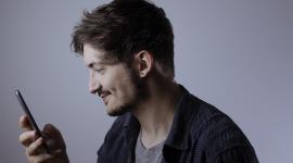 Foto referencial de jóven usando celular.