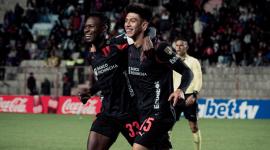 Leonel Quiñonez y Gabriel Villamil festejan el gol a Always Ready en Copa Libertadores.
