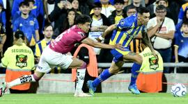 AMDEP3206. ROSARIO (ARGENTINA), 09/04/2026.- Angel Di María (d) de Rosario disputa un balón con Ronald Briones de Independiente del Valle este jueves, durante un partido de la fase de grupos de la Copa Libertadores entre Rosario Central e Independiente del Valle en el estadio Gigante de Arroyito en Rosario (Argentina). EFE/ Sebastián Granata