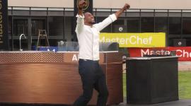 Frickson Erazo festeja su pase a la final de la tercera temporada de MasterChef Celebrity Ecuador.