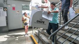 Personas transportan material electoral este domingo, en el colegio Innova Schools en Lima (Perú).